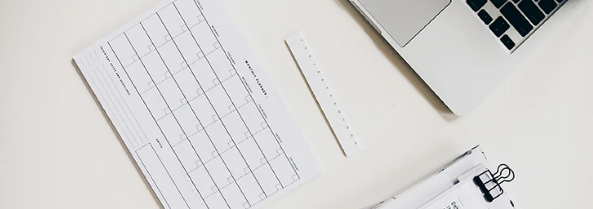 Schreibtisch mit Unterlagen aus Vogelperspektive