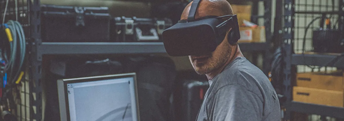 Mann mit VR-Brille in Büro