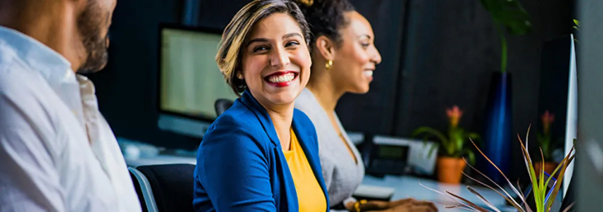 Frau lächelnd in Bürosituation