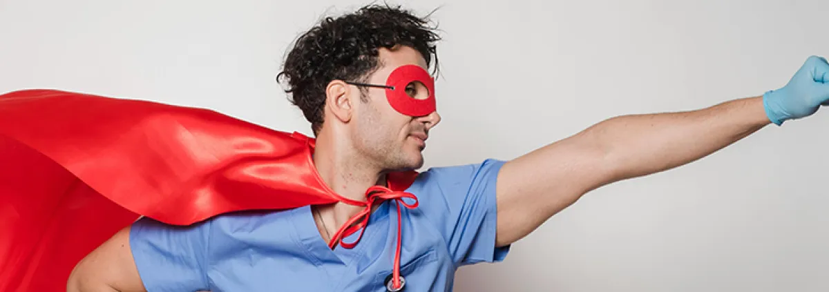 Mann in Superheld-Verkleidung