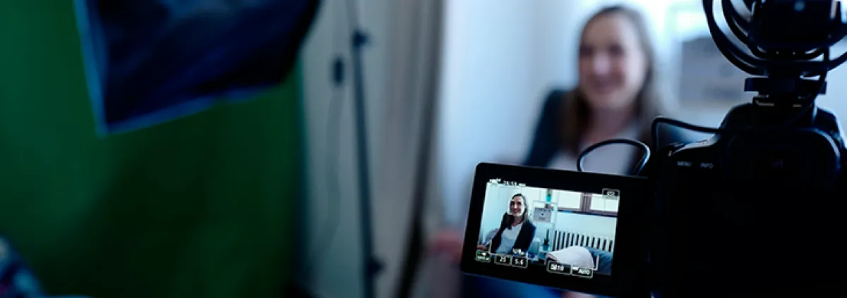 Kamera-Bildschirm, auf dem Frau zu sehen ist