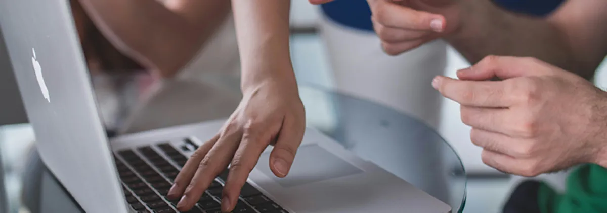 Hand auf Laptop-Tastatur