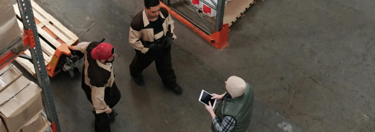 Arbeiter in Lagerhalle