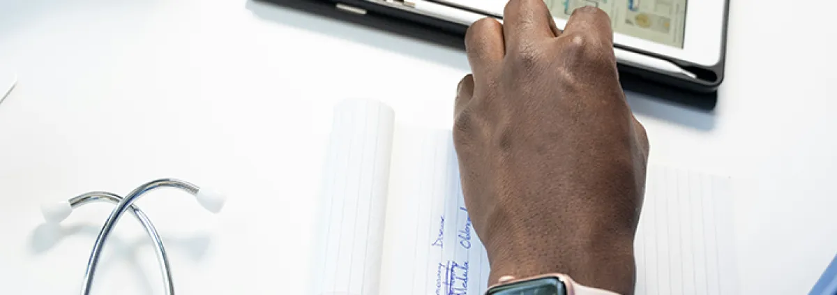 Hand über Notizzettel