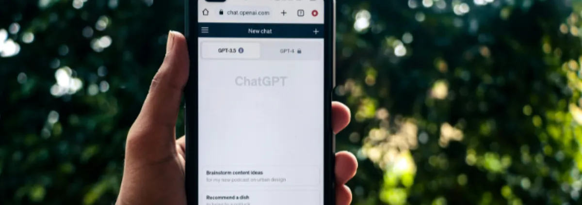 Handy-Bildschirm auf dem ChatGPT geöffnet ist