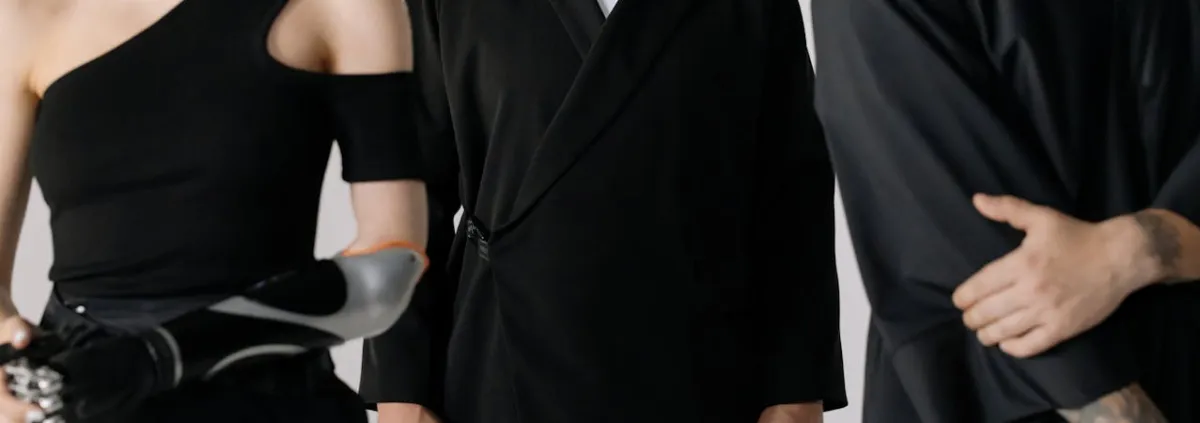 Personen in schwarzer Kleidung