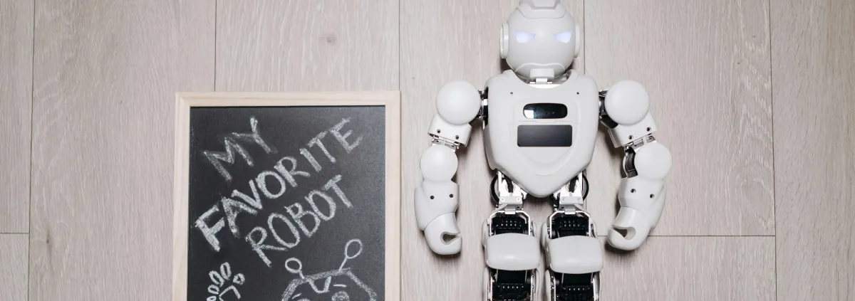 Roboter neben Kreidetafel