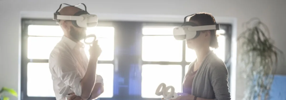 Mann und Frau mit VR-Datenbrille