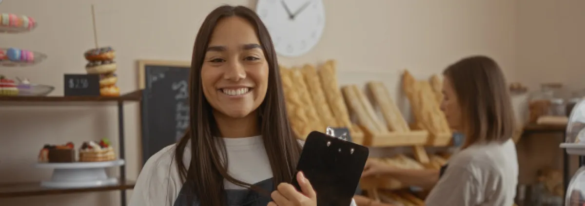 Junge Frau lächelnd in Bäckerei