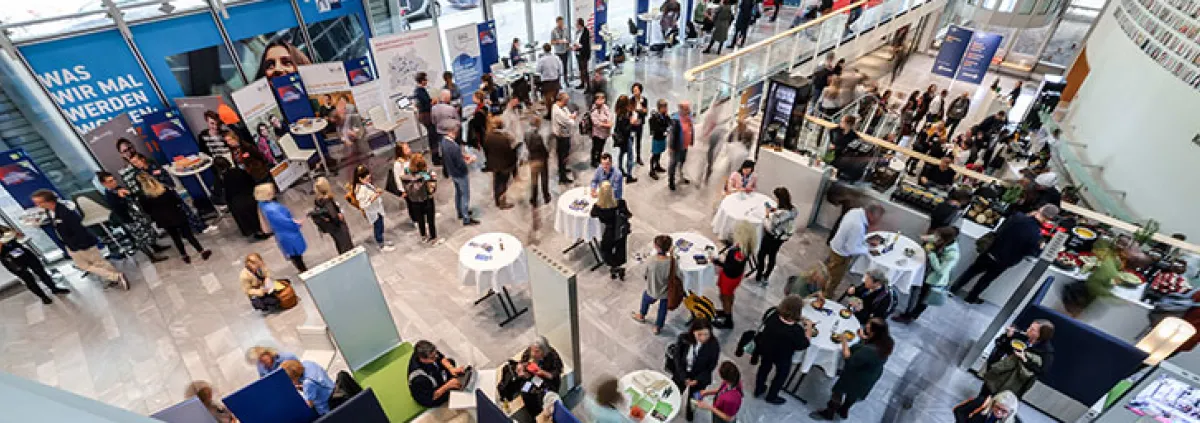 Messegelände mit Menschen