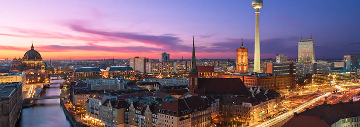 Skyline von Berlin im Abendhimmel / © Daniel - Adobe Stock