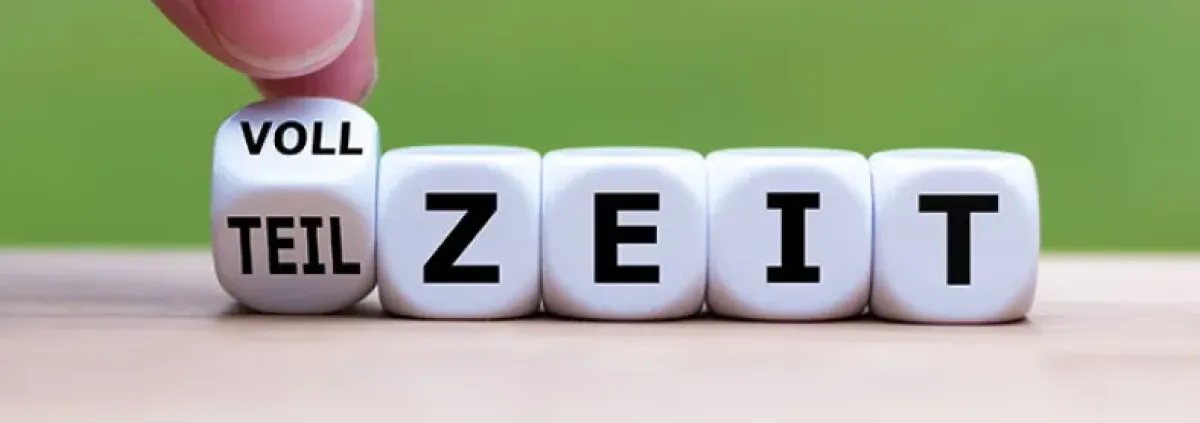 Würfel, die gemeinsam die Wörter Vollzeit bzw. Teilzeit ergeben