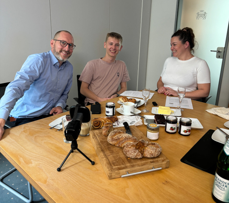 Im Gespräch mit Leando (v.li.): Nils Vogt, Maik Schäfer und Litsa Balteas vom Zentralverband des Deutschen Bäckerhandwerks.