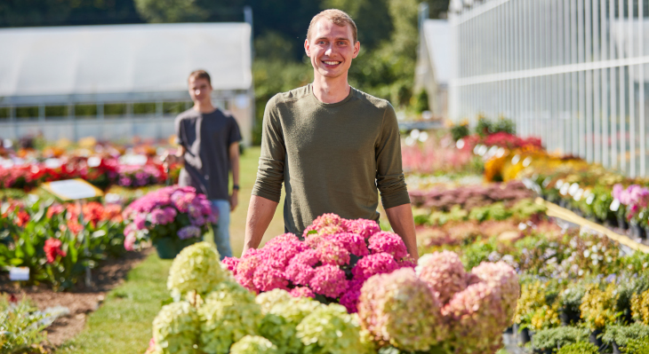 Auszubildender im Gartenbau