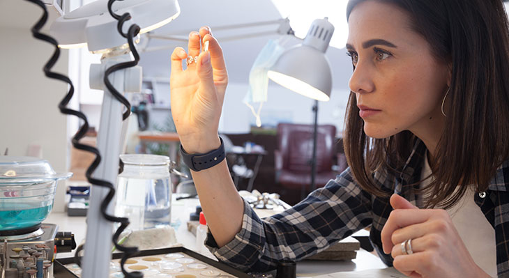 Goldschmiedin bei der Arbeit